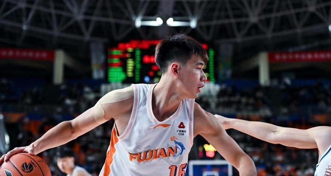 在已经结束的三轮CBA联赛中，今年CBA选秀大会状元秀杨曦皓(清华大学)，场均为