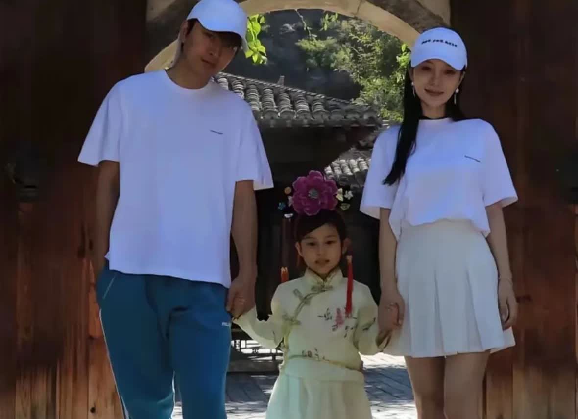 甜馨真的长大了，如此回应网友，贾乃亮和李小璐看到，应该感到欣慰了！
6月9日，