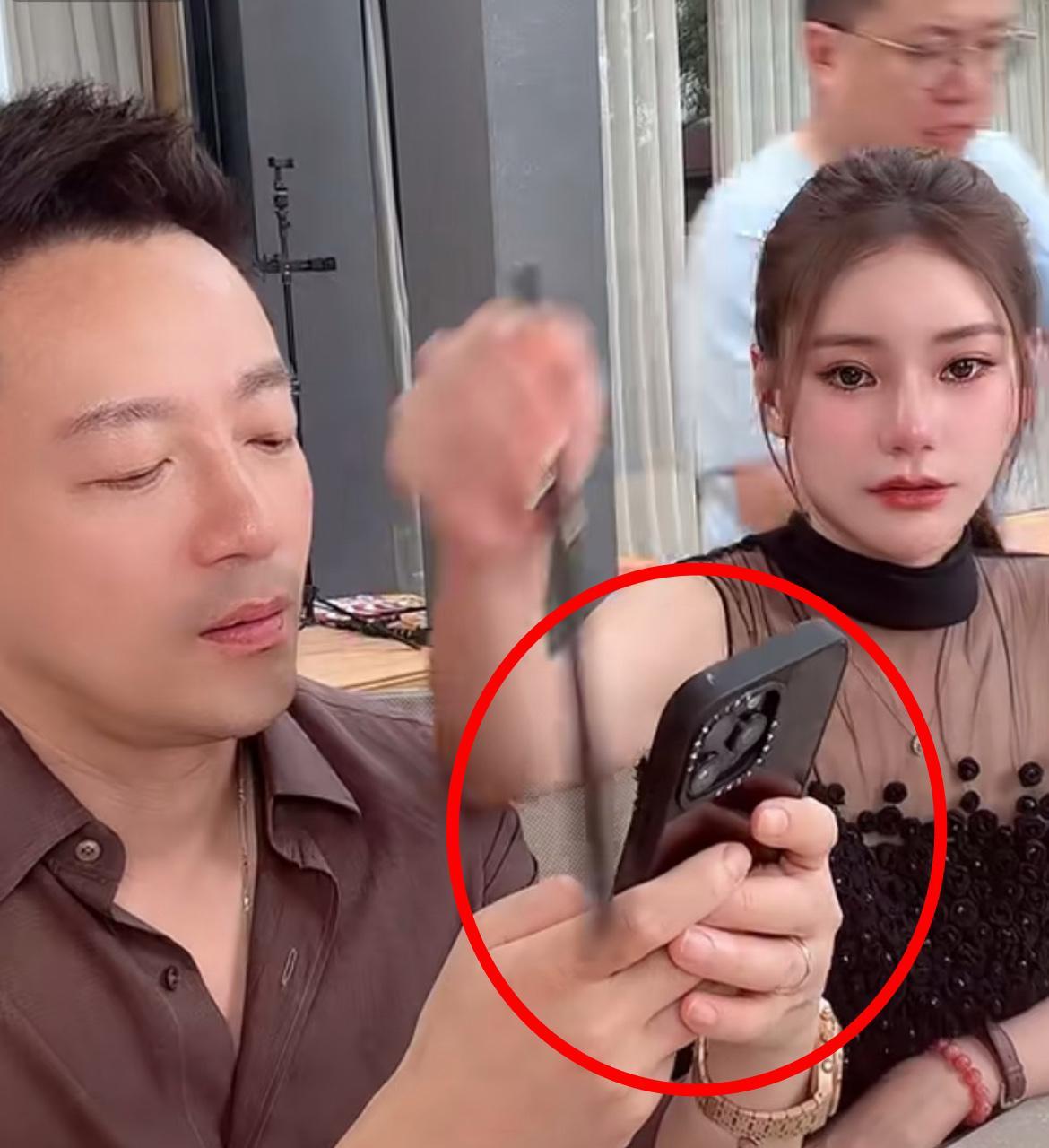 究竟是谁？能让汪小菲直播的时候都放不下手机啊
先不纠结这人对他到底多重要，咱来先