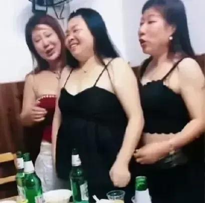 晚上参加了一次同学聚会，以前每次同学聚会都给我打电话，我从来没有参加过。这次怕别