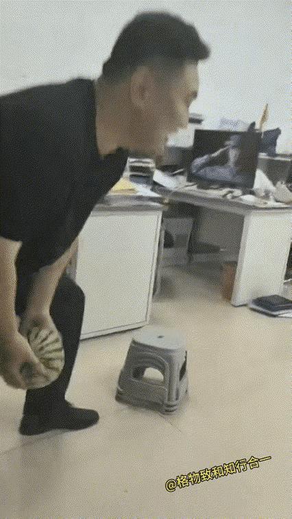 这下傻眼了吧！都告诉你了，不要无理取闹，不要无理取闹，你就是不听。好的一个西瓜被