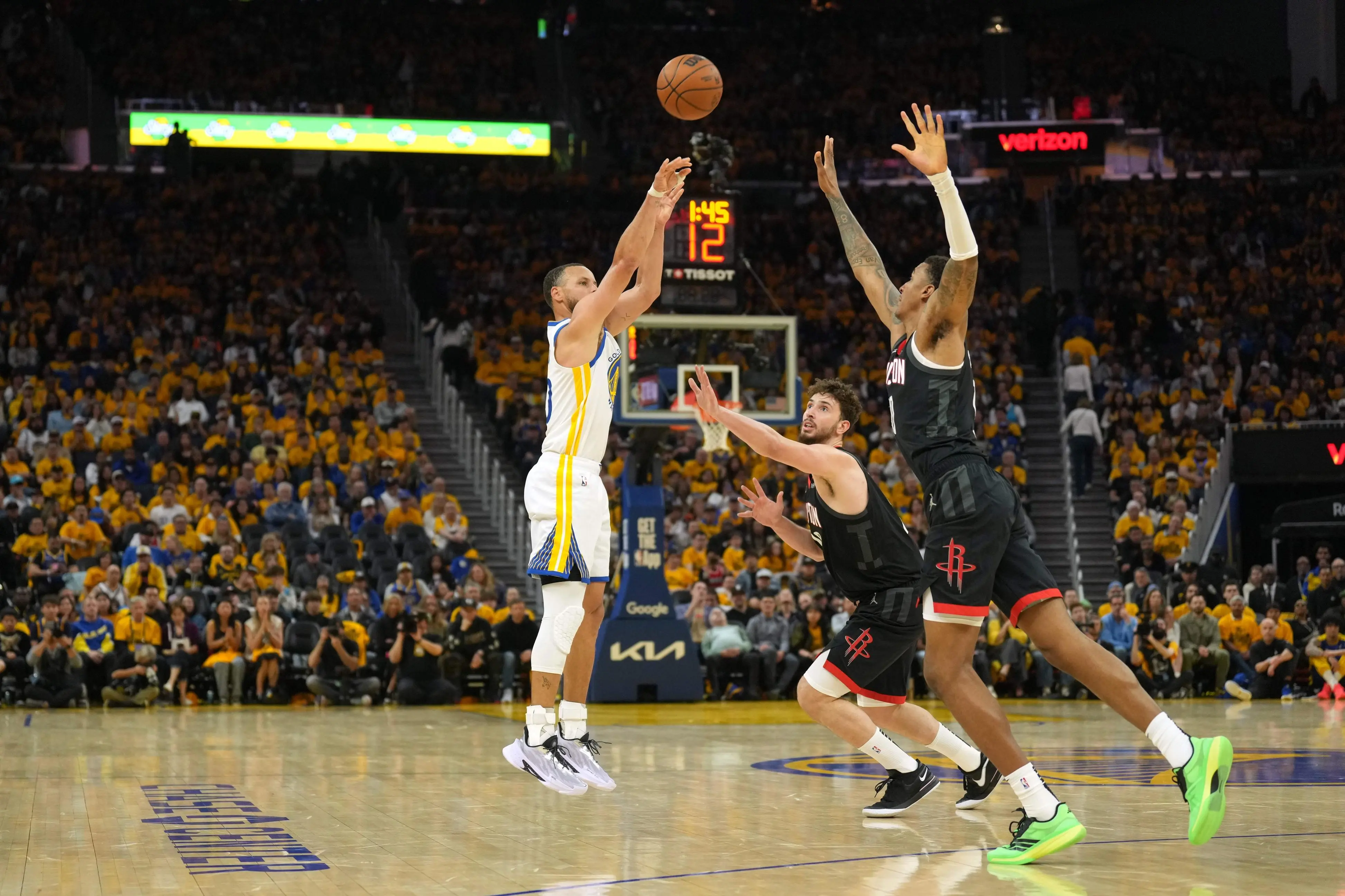 NBA季后赛，勇士104-93战胜火箭，拿下G3胜利。
赛后采访时，当谈到火箭对