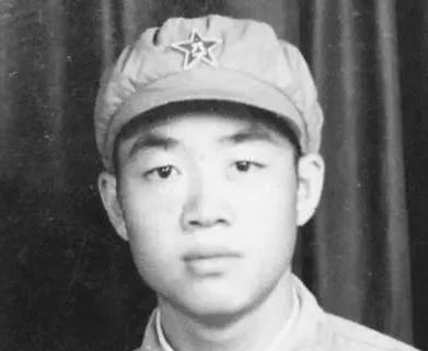 1951年，朝鲜战场，一新兵正擦大炮，突然瞅见，美军阵地有顶奇怪的帐篷。他咬牙跺