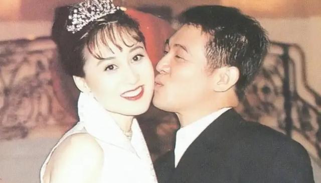 这是李连杰和利智大婚时的留影。男子仪表堂堂，高大魁伟。女子国色天香，明艳照人。