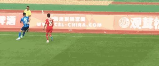 南通支云队长刘伟掐了对方球员脖子！  这令人震惊的一幕发生在与延边龙鼎队的比赛中