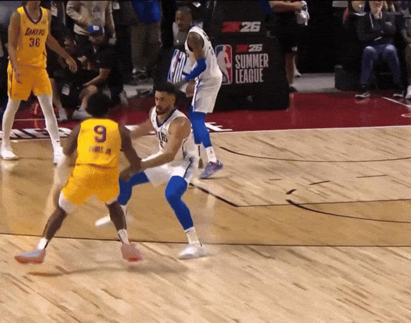 每一个投绝杀球的人，都值得尊敬，哪怕是没有投进！
今天NBA夏季联赛湖人对阵独行