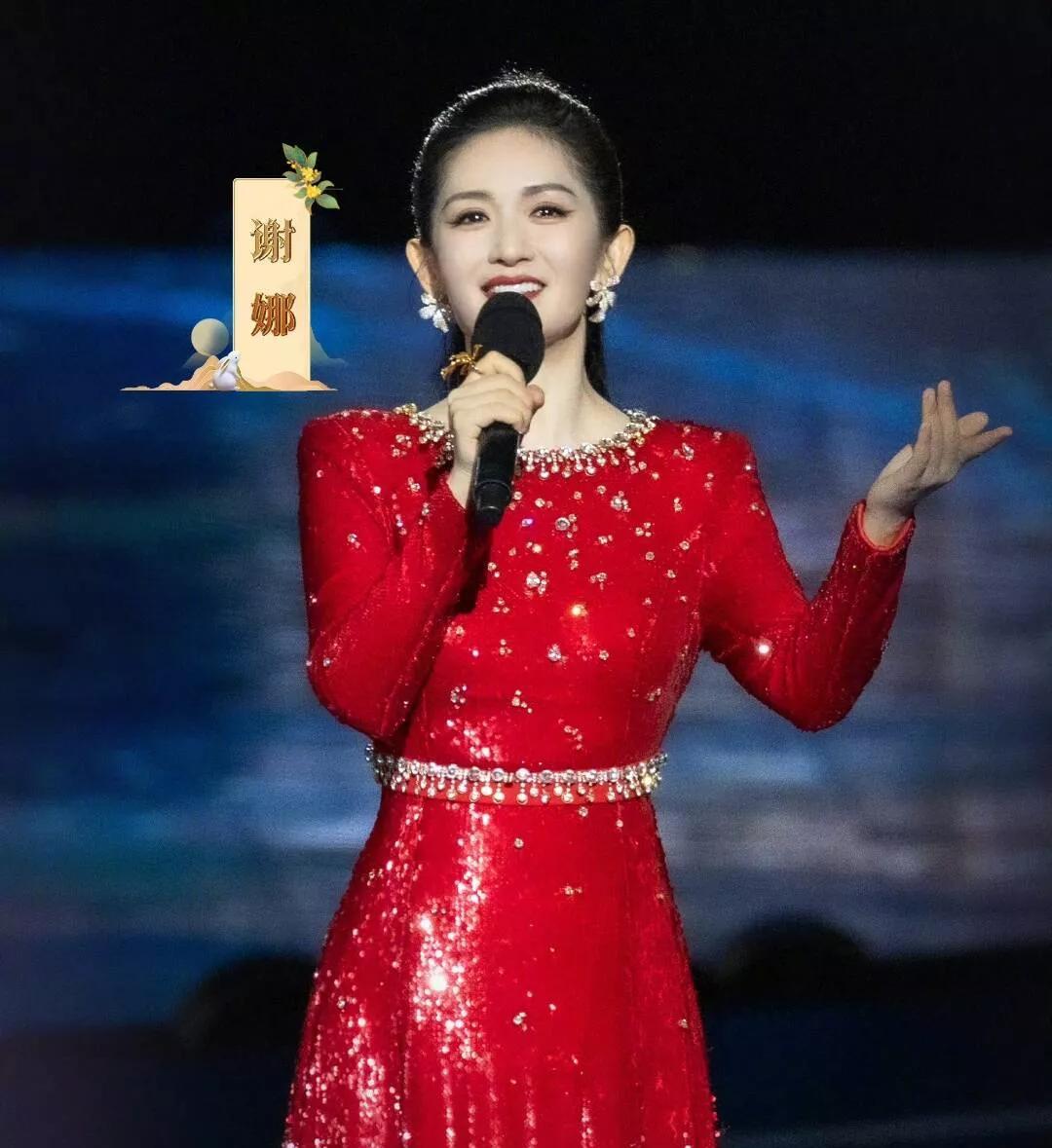 我承认，我对谢娜彻底改观了。
本来以为她和张杰结婚后。
她已经完全放弃事业了，没