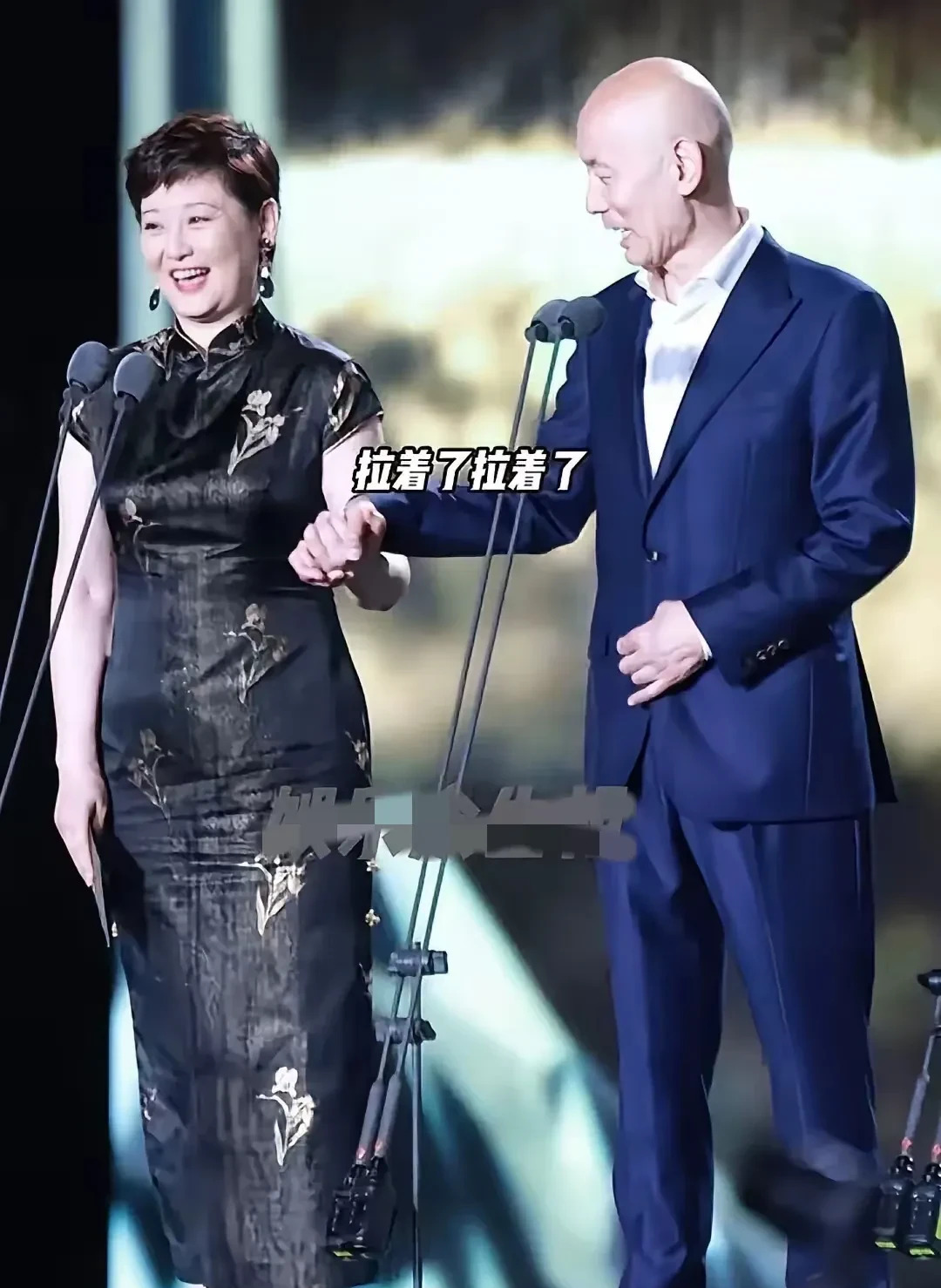 葛优徐帆颁奖礼亲密互动











我的天哪！颁奖典礼现场，徐帆和葛优