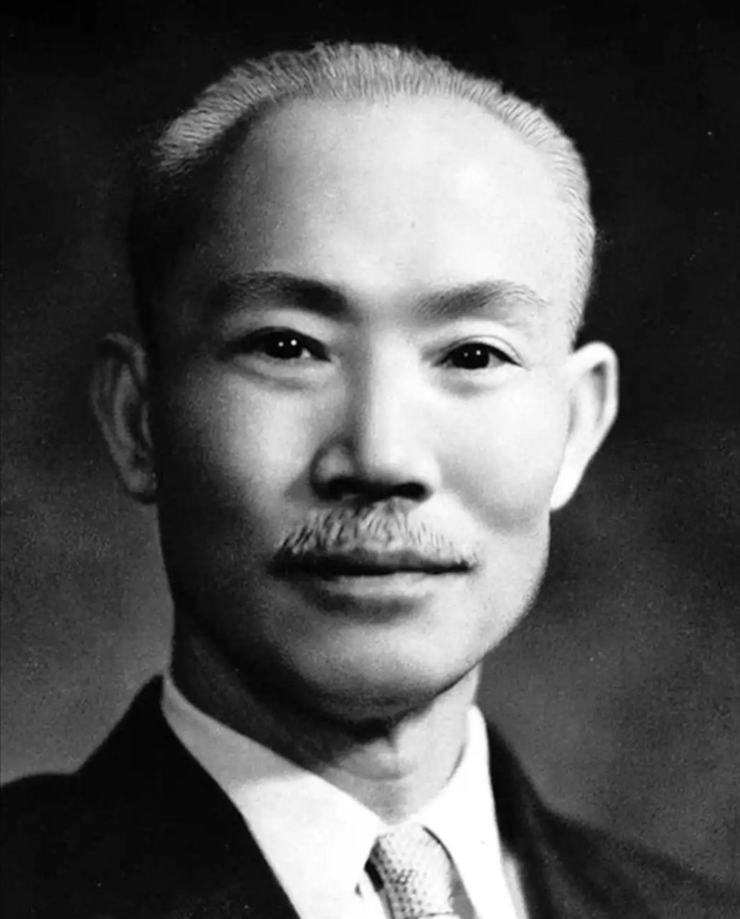[浮云]1925年，陈诚回家，妻子想与他亲近，谁知刚上床，就被陈诚一脚踹开。妻子