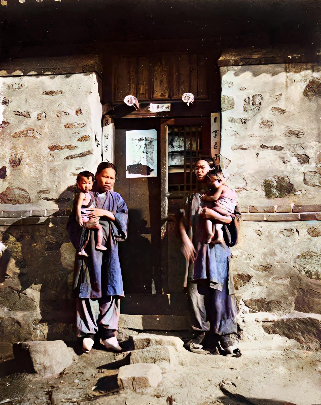 1924年，一名女子抱着孩子，到邻居家串门。突然，看到对面走过来一个外国人，对着