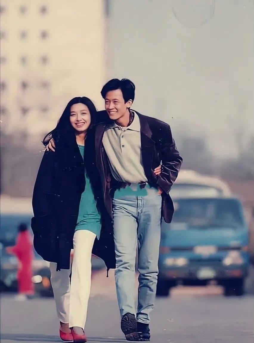 江珊和王志文两个像兄妹一样，关系真的很好。
两个人当年《过把瘾》演的特别好，角色