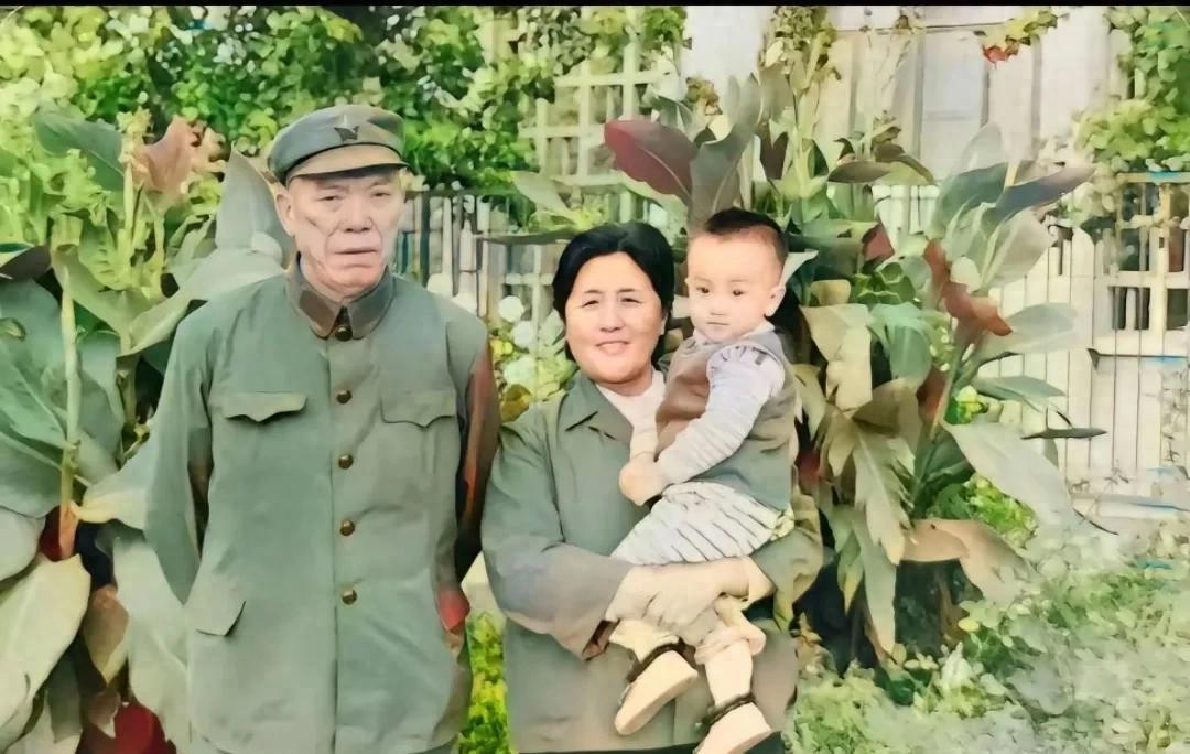 粱兴初一代虎将，霸气，豪气，勇气于一身，民族英雄，亲切交谈，嘘寒问暖，合影留念，