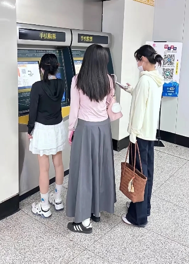 是谁发明了防晒服？感觉这几年不光女的穿好多男的也开始穿了

有网友表示：

防晒