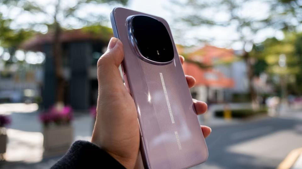 荣耀Magic8 RSR首发体验：7999元买个不强调影像的超大杯，反而对了？