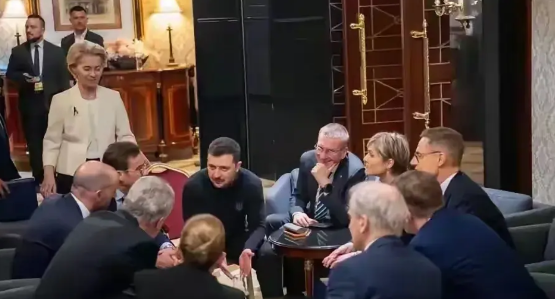 欧盟“铁娘子”当众暴怒拍桌！
镜头前青筋暴起的冯德莱恩，此时正用拳头砸出欧盟的困