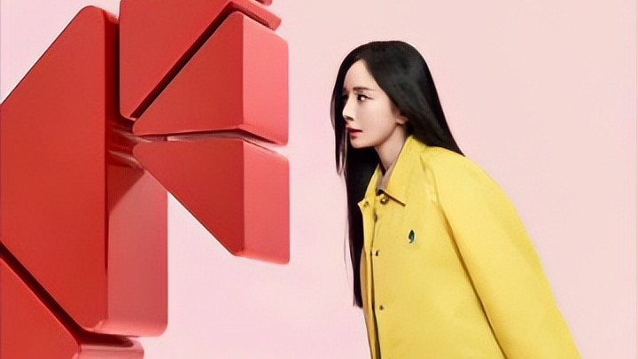 黑长直配Prada，杨幂解锁“高智感”女神新形态