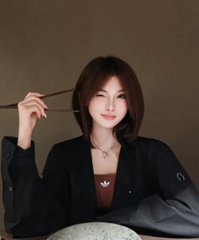 吴艳妮社媒晒美食照 灵动可爱超享受