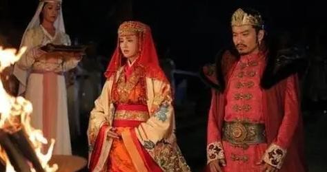 古代公主与外族联姻的故事，总是让人感到唏嘘与思考。她们被视作和平的使者，或许刚开