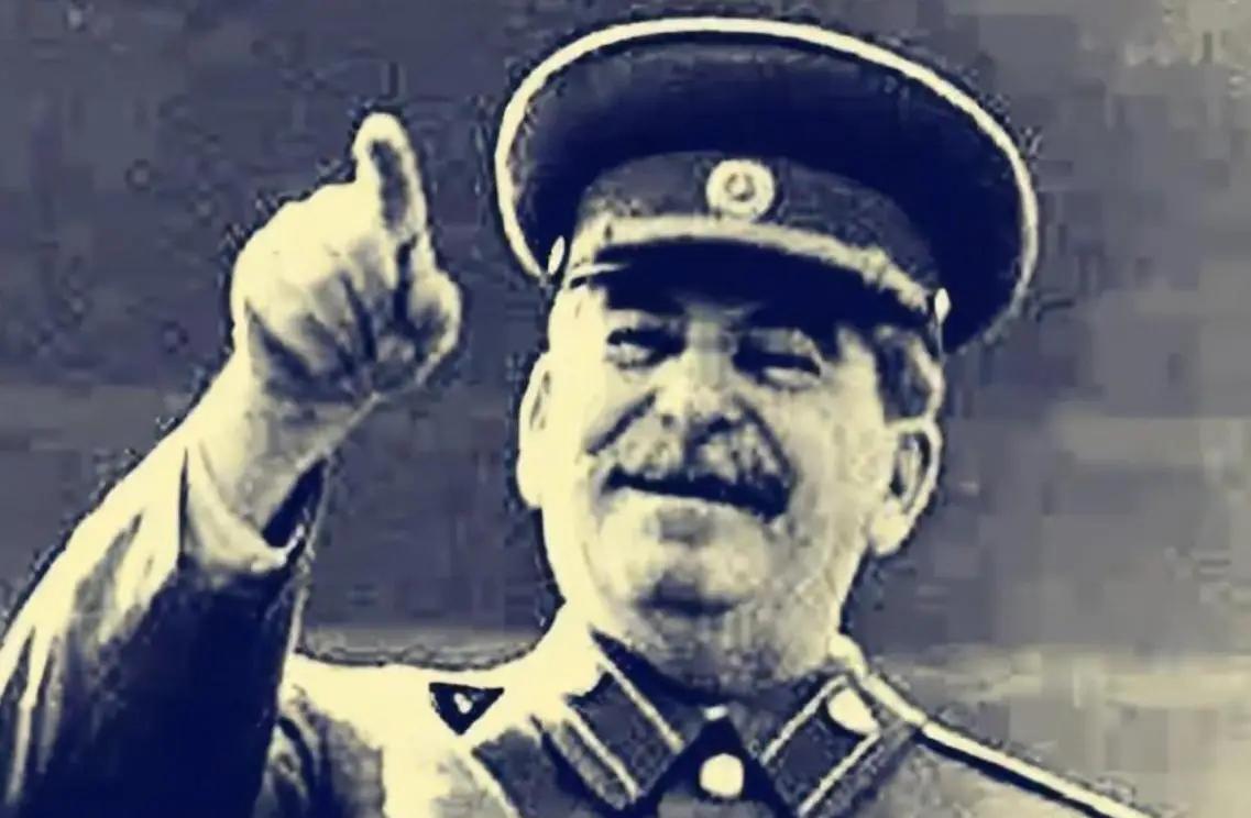 1961年，斯大林坟墓被挖开，军官们将其从水晶棺中抬了出来，迅速剥去他军服上的金