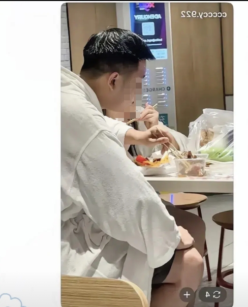 大陆人又把香港人搞破防了！！！
穿酒店浴袍在KFC吃东西，这事儿能让香港网友集体