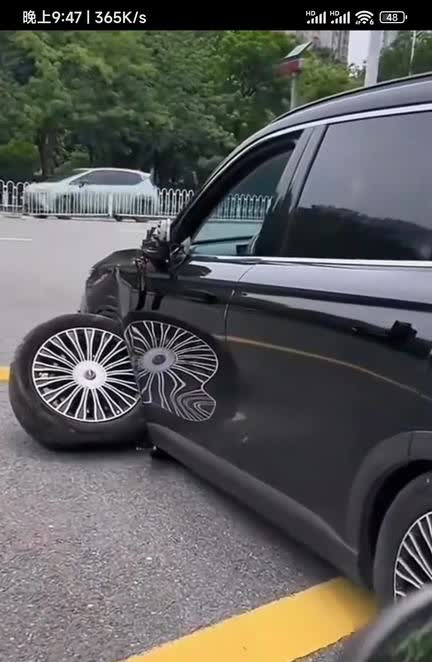 “撞车瞬间，轮子都飞起来了！”😱🚗💨