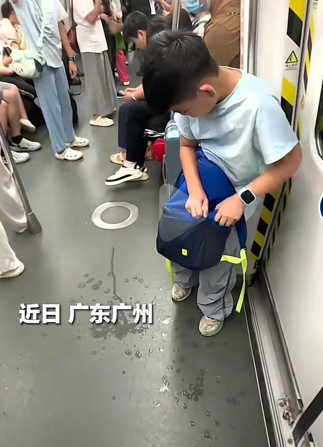 只因一个小男孩的一个小举动，获无数网友赞扬，并说自媒体应该多传播这种正能量！
近