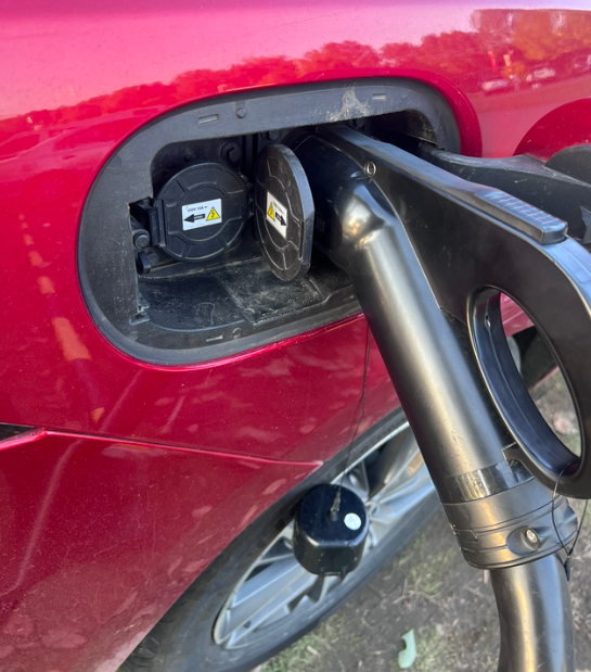 秦的充电口盖这么方便为什么其他车都不用
秦的充电口盖是自动弹出的，每次充电时只需