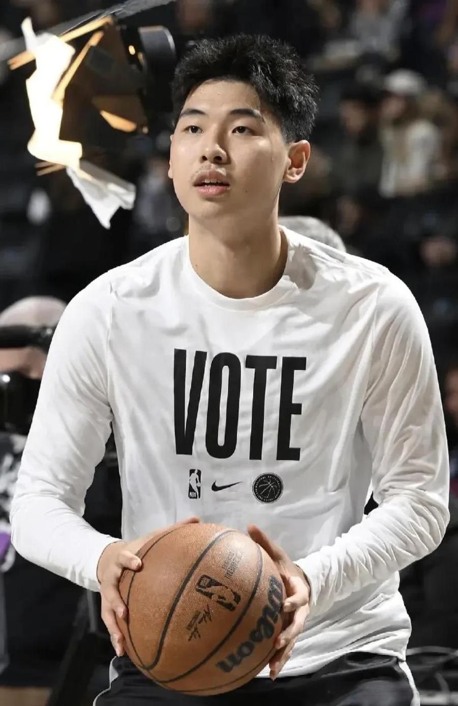 广东球迷说崔永熙是广东人，广西球迷说崔永熙是广西人，
也有球迷说老爸是哪里人就是