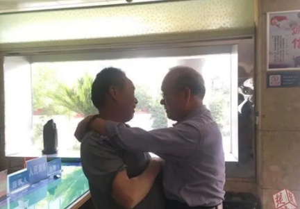 1988年，湖北一男子出于义气，借给朋友5万元做生意，谁知朋友亏得血本无归，二人
