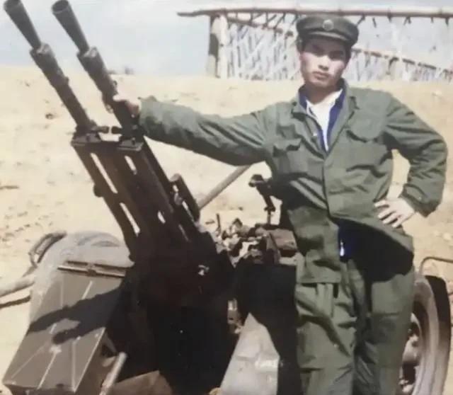 照片中这位年轻的解放军战士，他在老山前线奋勇杀敌，多次完成上级交给的作战任务，并