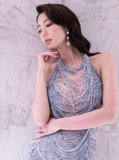 克拉拉的一袭银色挂脖连珠长裙，身材真好！ ​​​
