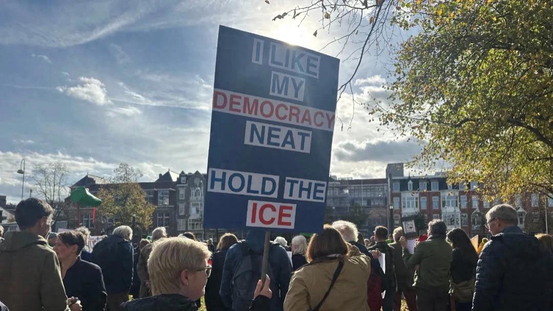 阿姆斯特丹爆发“No Kings”抗议：反特朗普怒潮席卷欧洲！