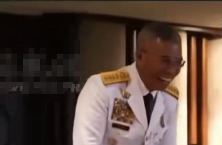 托雷笑得合不拢嘴！
国情咨文中，马科斯调侃，“也许我们可以将托雷将军列入体育传
