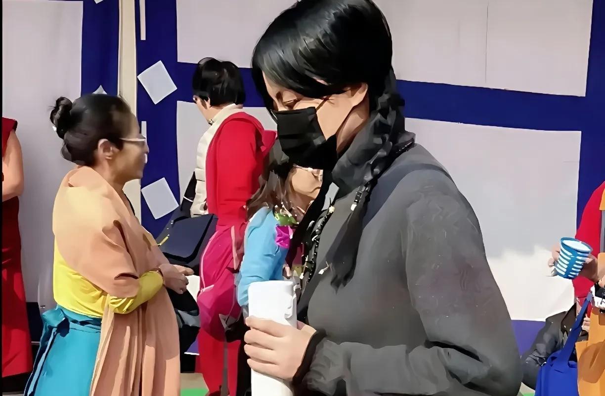 王菲真的是除了上台表演之外，私底下真的相当低调，无论是穿衣打扮还是拿的东西，都是