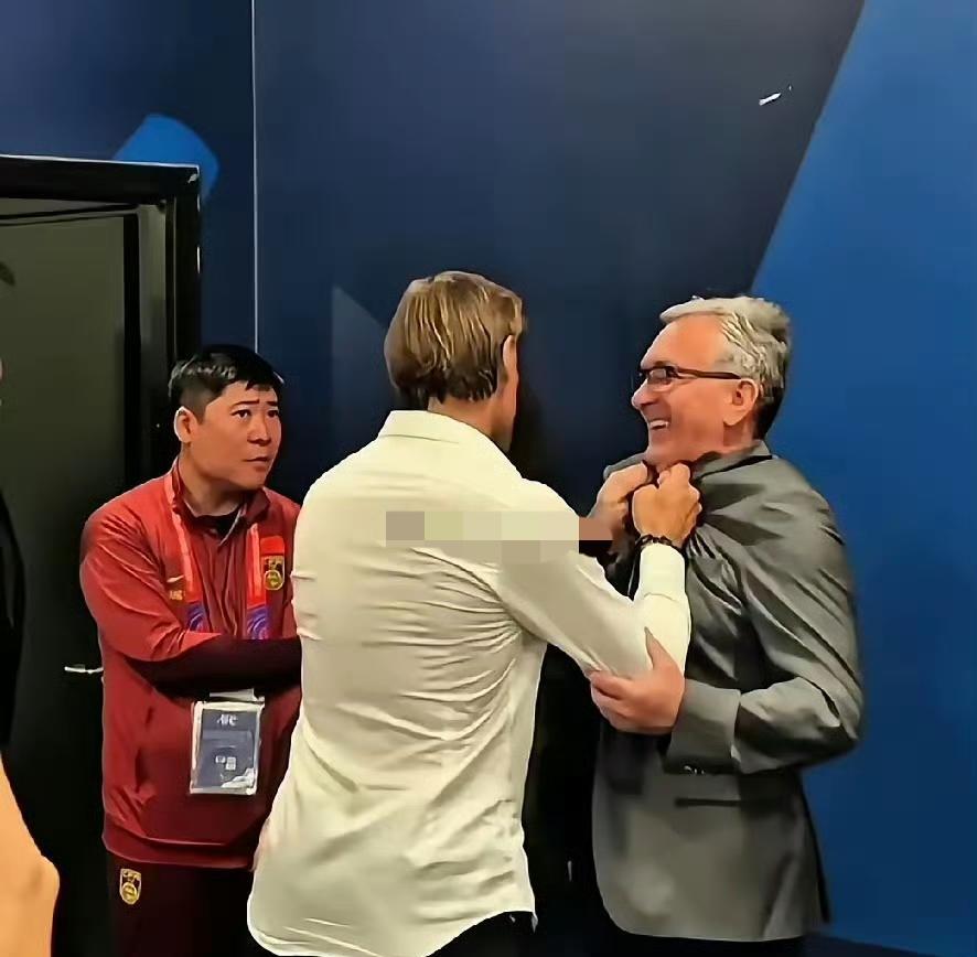 国足主教练薪资多少合适？小编认为基础工资不可太高，比赛赢球奖金可以高奖励。
就拿