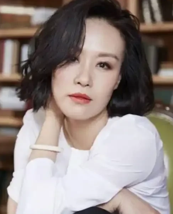 邬君梅闪婚带孩美导，试管 9 次梦碎