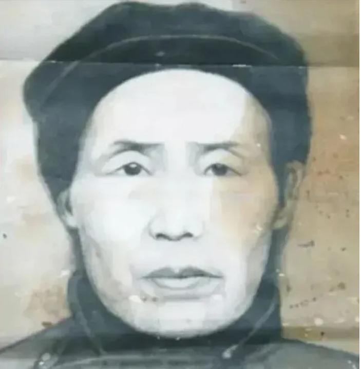 1928年，一红军战士被敌人追捕时，被一好心大娘藏在家中，然而，当听到敌人悬赏2