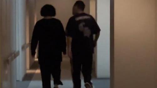 日本老头专挑中国邻居欺负，私闯房屋大闹，被小伙两拳砸墙吓的逃