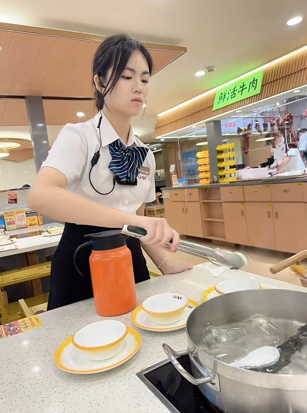 今天去女儿打暑假工的店里吃饭，享受一下在家享受不到的待遇