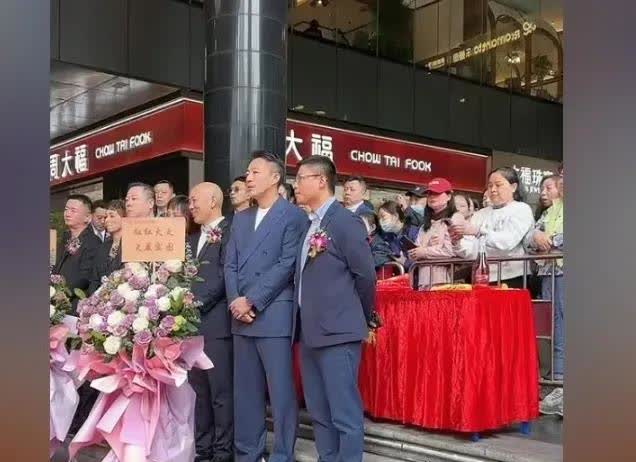 麻六记广州第2家店开业，抖爸爸不让直播，粉丝偷偷放汪可云出来，也是委屈了??

