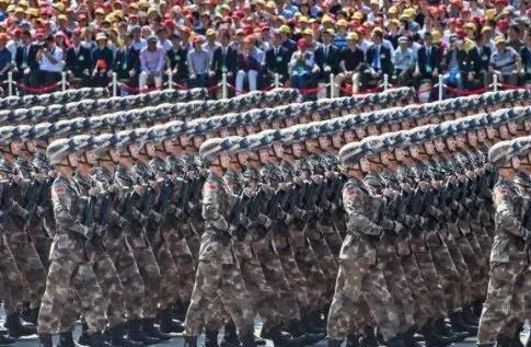 小时候，觉得游神祭祖这些祠堂文化很Lou很土，穿着古装满街走还要放炮仗吵死个人…
