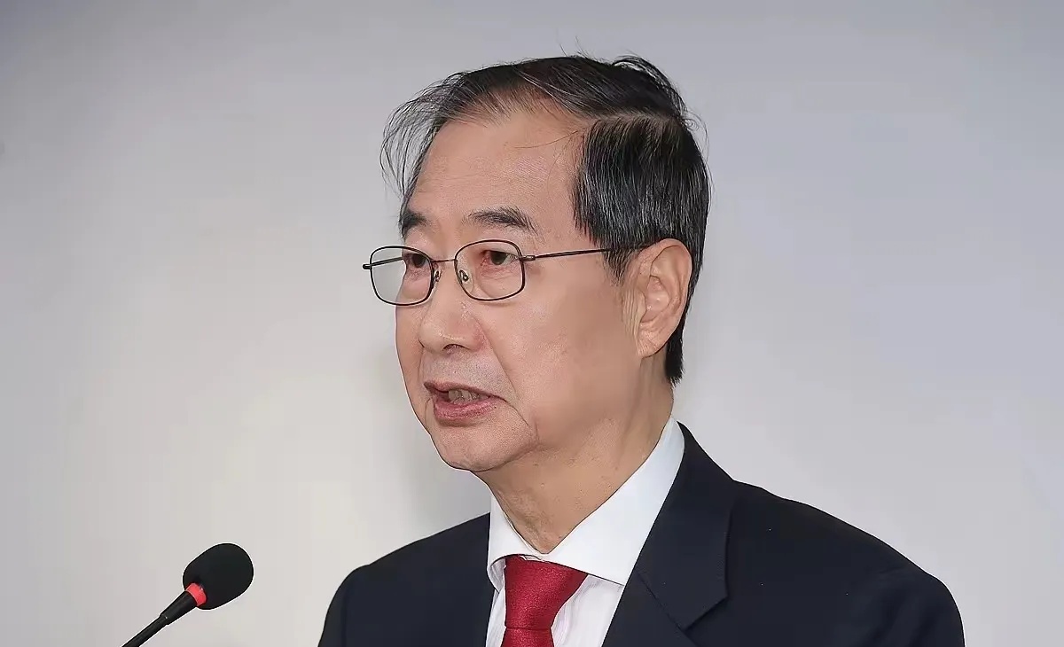 刚刚从韩国传来最新的消息，韩国前总理韩德珠的家里突然被搜查。



很明显，这时