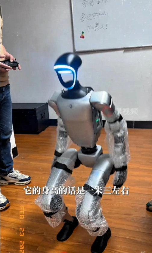 “太有头脑了！”湖南长沙，一男子花31.9万买了一个高配的宇树机器人，买回来后发