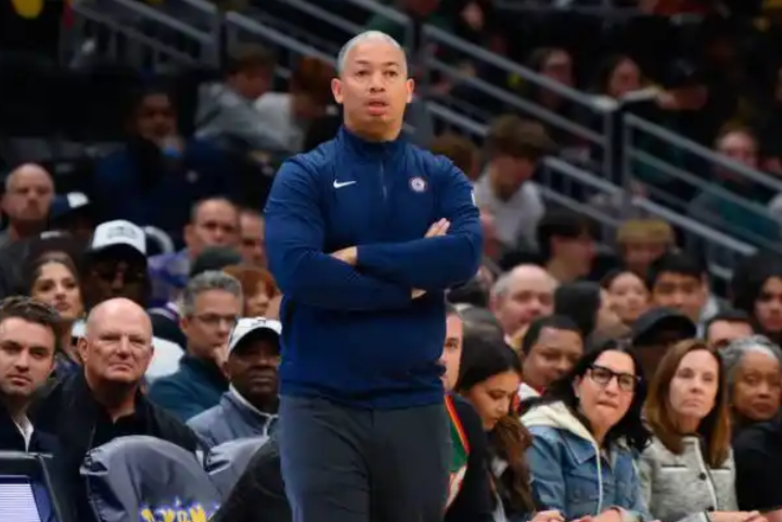 前NBA球员德马库斯-考辛斯在节目谈到了快船主教练泰伦-卢：
“我对泰伦-卢真的