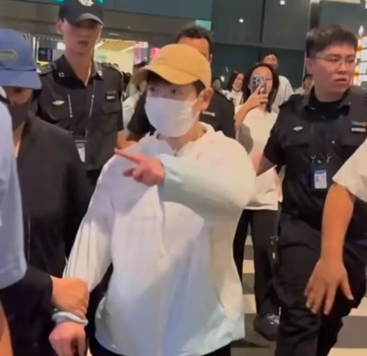 莎莎脾气好不等于没脾气！ 今天抵达厦门的莎莎， 被粉丝和代拍围堵， 机场几乎寸步难行