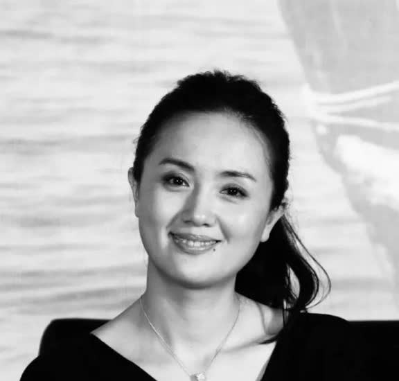 她一生低调演戏，连热搜都很少上，但这一次，整个娱乐圈都在喊她的名字……

她