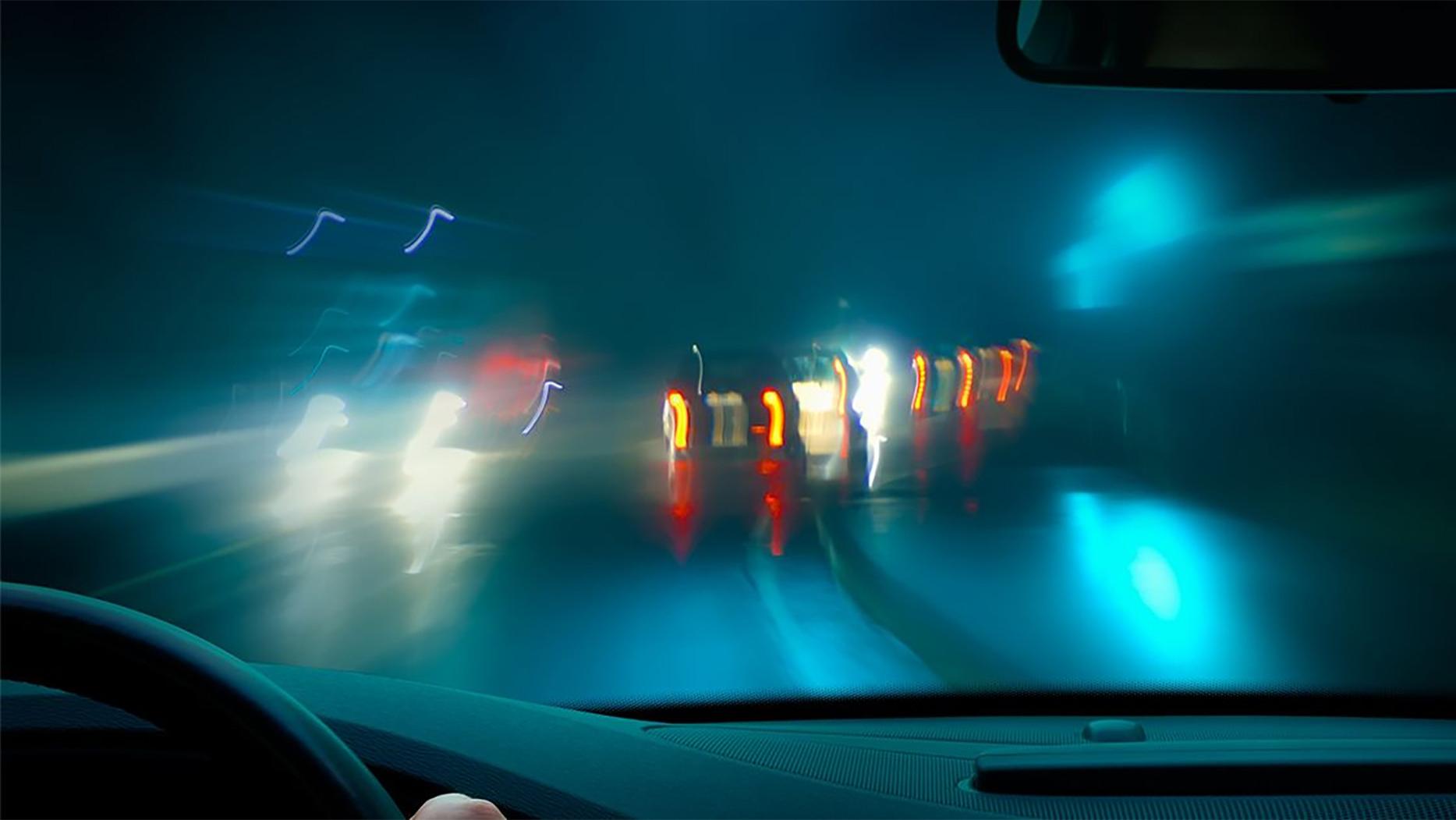 下雨天开夜车，车窗到处是水，反光严重，有啥应对技巧？