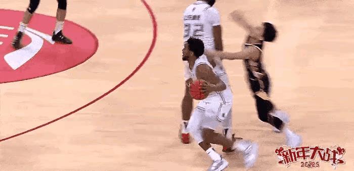 克里斯请手下留情，徐杰的小身板可经不起这种毒砂掌。小杰也要注意，不要故意挑衅这些