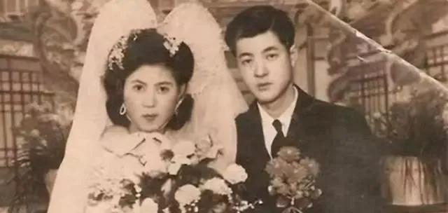 1988年，在台湾潜伏42年的地下党利用假身份回到了大陆。到家后，他才知道当年新
