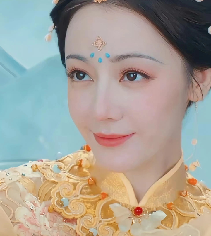 不知道你们在尬吹什么
你自己认真看看
到底好不好看

我承认迪丽热巴现代装很好看